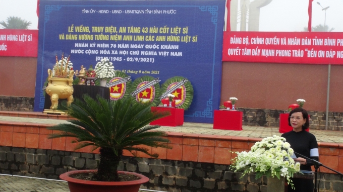 Phó Chủ tịch UBND tỉnh Bình Phước Trần Tuyết Minh phát biểu tri ân các anh hùng liệt sĩ và đội K72. Ảnh: CTV.