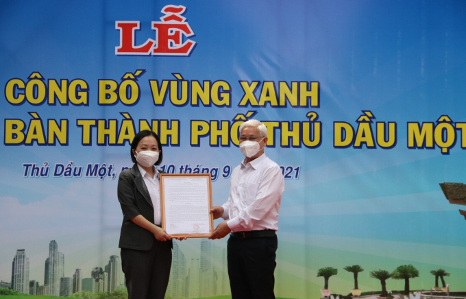 Bí thư tỉnh ủy Bình Dương Nguyễn Văn Lợi trao quyết định công nhận TP. Thủ Dầu Một là 'vùng xanh'. Ảnh: CTV.