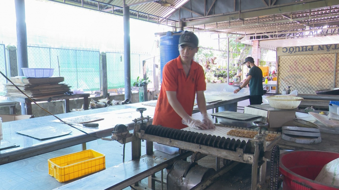 Các cơ sở sản xuất kẹo khóm tại làng khóm Tân Phước hoạt động trở lại sau giãn cách. Ảnh: Minh Sáng.