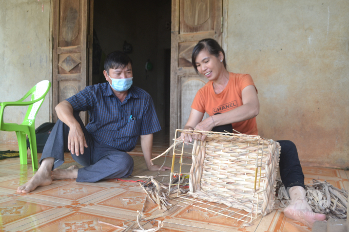 Borderland citizens improve their income thanks to water hyacinth knitting. Photo: Tran Trung.