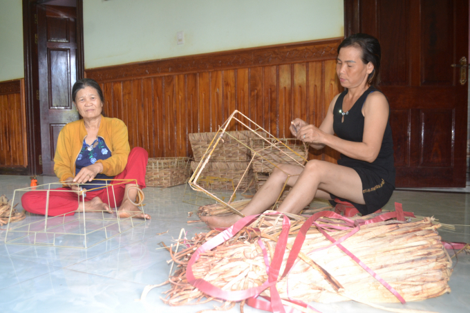 Hung Phuoc water hyacinth knitting cooperative group accelerates production after social distancing. Photo: Tran Trung.