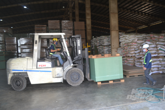 Công ty cổ phần gỗ MDF VRG Kiên Giang đi vào hoạt động đã tạo việc làm cho hàng ngàn lao động địa phương. Ảnh: Trần Trung.