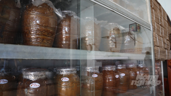 Những bình rượu cần mộc mạc với phương thức sản xuất truyền thống níu chân du khách mỗi khi đến với Bình Phước. Ảnh: Trần Trung.