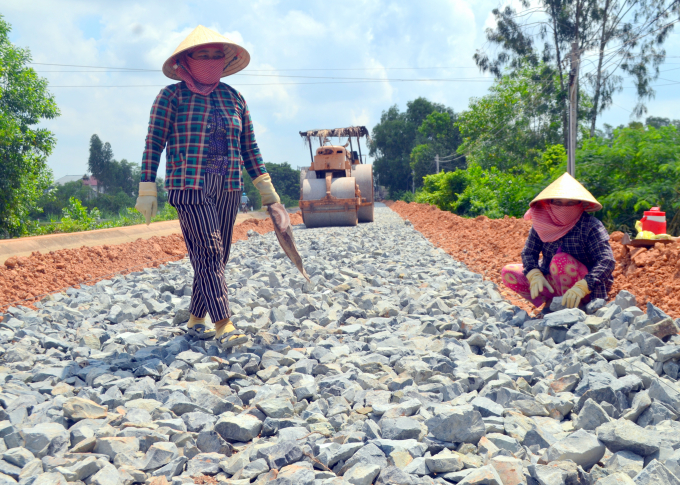 Người dân Tây Ninh tích cực hưởng ứng chương trình xây dựng NTM. Ảnh: Trần Trung.