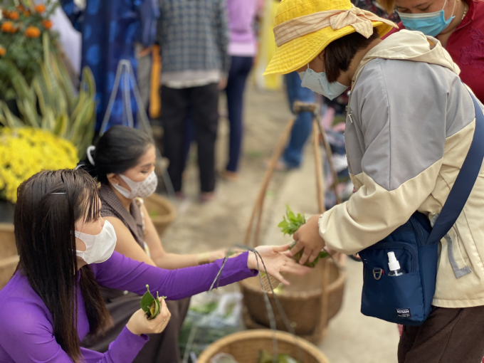 Chỉ cần dùng lá cây là du khách có thể mua cho mình một món ăn ưa thích.