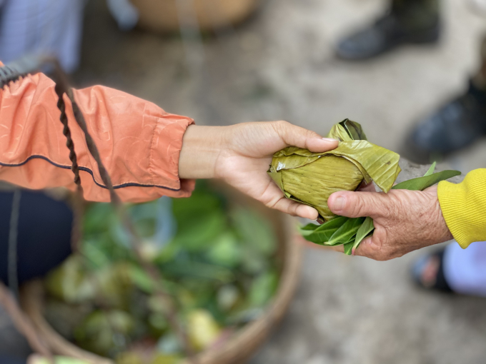 Chỉ cần dùng lá cây là du khách có thể mua cho mình một món ăn ưa thích.