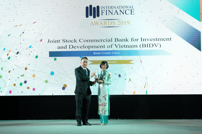 Đại diện BIDV nhận giải thưởng “Thẻ tín dụng tốt nhất Việt Nam năm 2019”. Ảnh: BIDV.