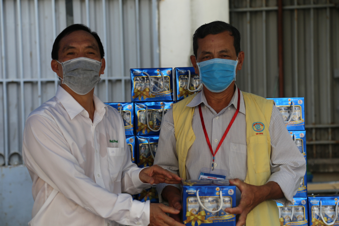 Bệnh nhân đang điều trị tại Bênh viện Chợ Rẫy vui mừng khi nhận được sữa từ đại diện của NutiFood trao tặng. Ảnh: NutiFood.