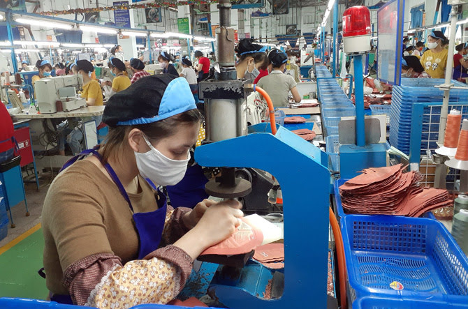 Các ngành thâm dụng lao động tay nghề thấp như dệt may hay da giày sẽ không còn là xu thế hướng tới của dòng vốn đầu tư nước ngoài trong thời gian tới. Ảnh: NNVN.