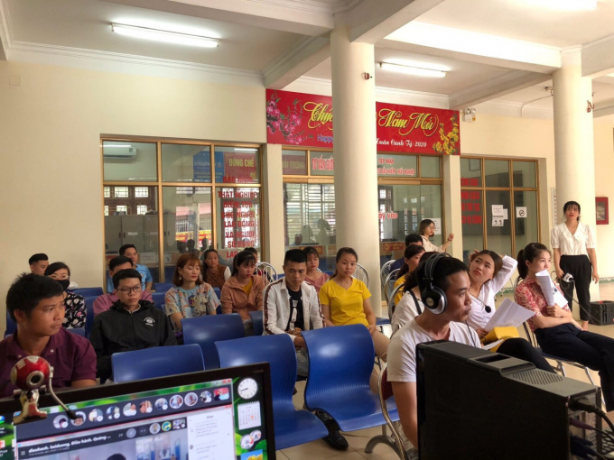 150 người lao động đã được tư vấn việc làm trong phiên giao dịch online tại điểm cầu Tuyên Quang. Ảnh: Xuân Dũng.