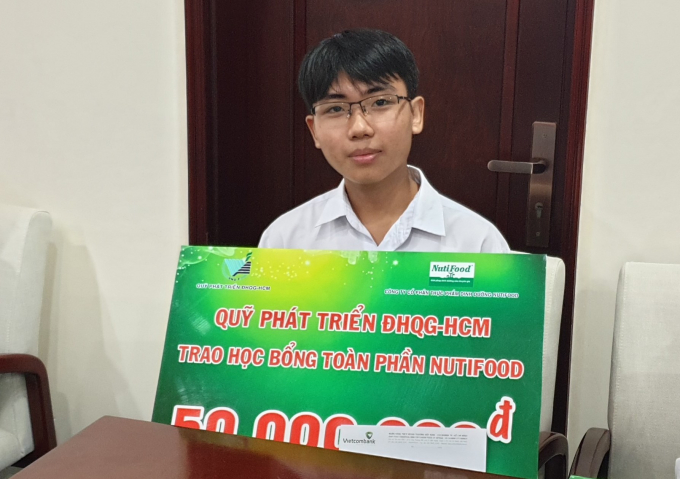Em Phạm Trần Quốc Chiến, sinh viên khoa Ngữ Văn Anh (Đại học KHXH&NV) nhận học bổng toàn phần NutiFood. Ảnh: NutiFood.