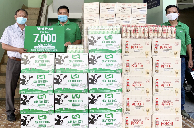 NutiFood trao tặng 7.000 sản phẩm sữa và thức uống dinh dưỡng cho đại diện Sở Y tế TP. Đà Nẵng. Ảnh: Nutifood.