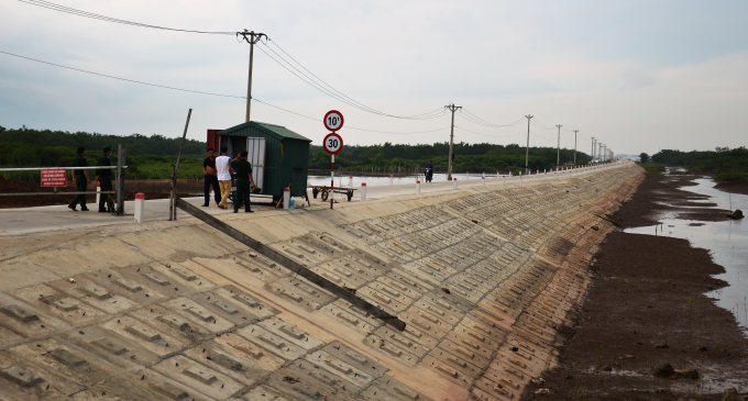 Đê biển Bình Minh 4, kết hợp với đường ra Cồn Nổi (Kim Sơn, Ninh Bình) đang mở ra tiềm năng rất lớn, bền vững cho ngành thủy sản của tỉnh Ninh Bình. Ảnh: Lê Tuấn.