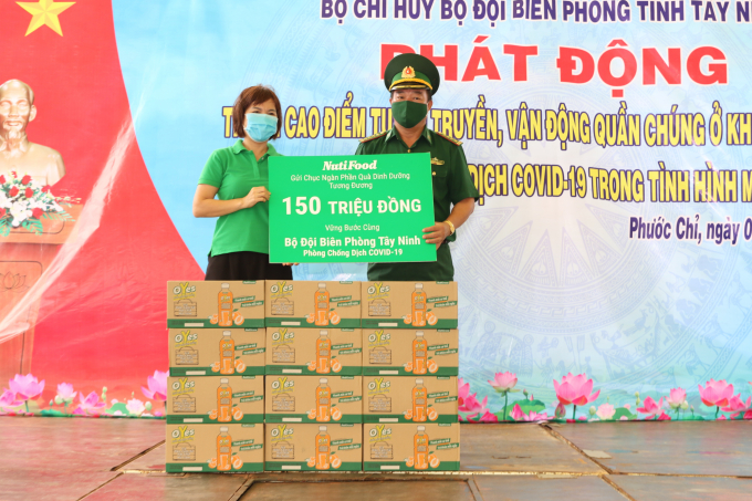 NutiFood trao tặng nước dinh dưỡng cho đại diện lực lượng bộ đội biên phòng tỉnh Tây Ninh. Ảnh: NutiFood.