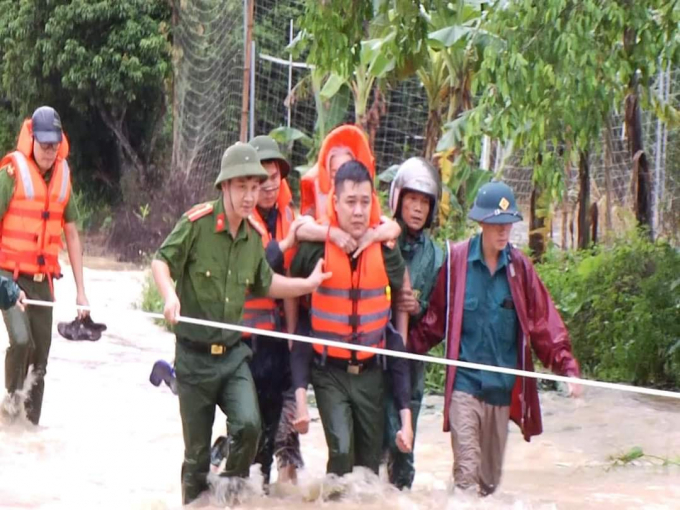 Ngay sau khi xảy ra mưa lớn, các lực lượng chức năng ở tỉnh Phú Thọ đã chỉ đạo việc tìm kiếm cứu nạn, di dời người dân đến nơi an toàn.
