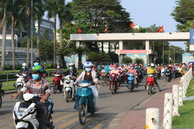 Công nhân tan ca tại khu công nghiệp trên địa bàn TP.HCM. Ảnh: Trần Trung.