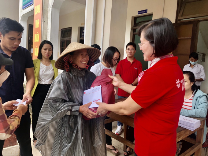 Chị Hà Thị Bích Hạnh, Chủ tịch Công đoàn TNG Holdings Vietnam trao quà cho người dân. Ảnh: TNG.