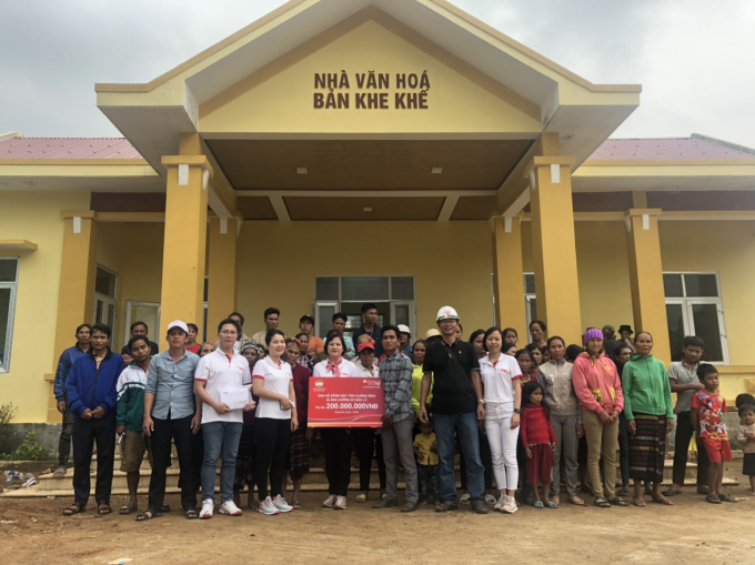 Vượt qua nhiều khó khăn, đoàn CBNV Tập đoàn TNG Holdings Vietnam đã đến được bản Khe Khế nơi bị mưa lũ chia cách nhiều tuần. Ảnh: TNG.