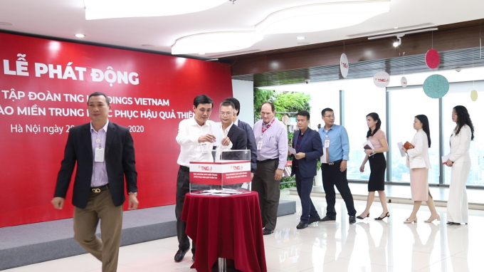 CBNV Tập đoàn TNG Holdings Vietnam tổ chức quyên góp trước chuyến đi ủng hộ đồng bào miền Trung bị thiệt hại do thiên tai. Ảnh: TNG.
