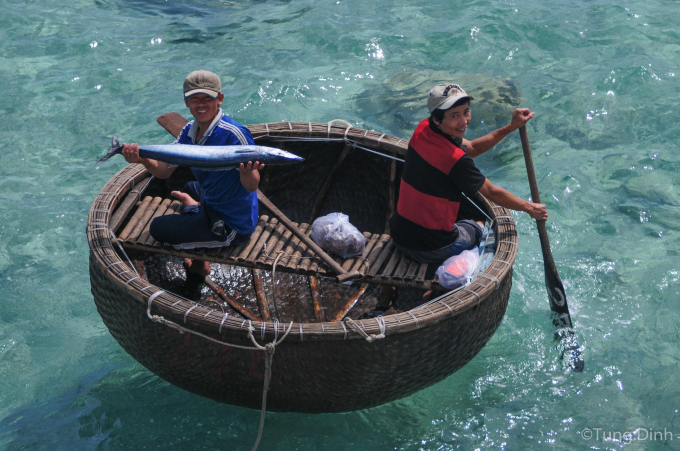 Ngư dân khoe cá mới đánh được ở Đá Tây A, tại đây có Trung tâm dịch vụ hậu cần nghề cá, chỗ dựa tin cậy cho ngư dân bám biển. Ảnh: Đinh Tùng.