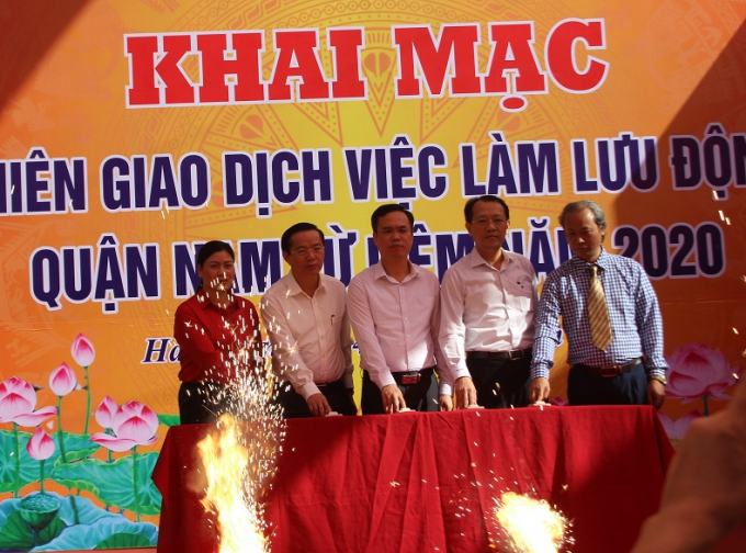 Các đại biểu nhấn nút khai mạc Phiên giao dịch việc làm lưu động năm 2020 tại quận Nam Từ Liêm, Hà Nội.