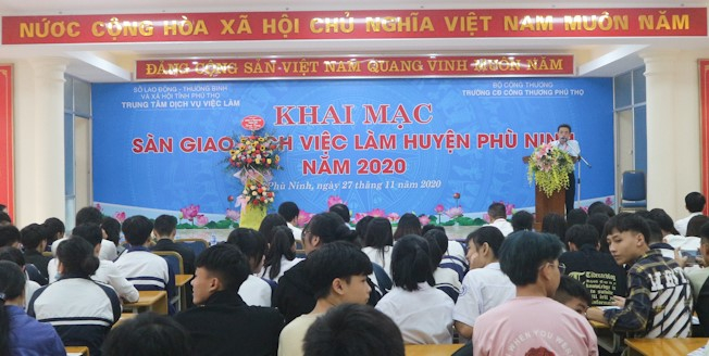 Lễ khai mạc sàn giao dịch việc làm huyện Phù Ninh năm 2020.