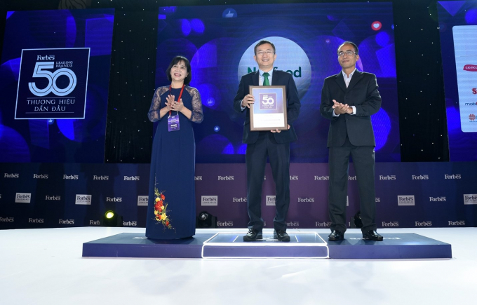 Bác sĩ Mai Thanh Việt – Giám đốc Tiếp thị Cấp cao đại diện Nutifood nhận giải thưởng 50 thương hiệu dẫn đầu.
