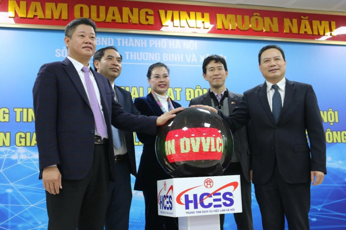 Các đại biểu bấm nút chính thức triển khai hoạt động Cổng thông tin dịch vụ việc làm Việt Nam tại Hà Nội. Ảnh: CVL.