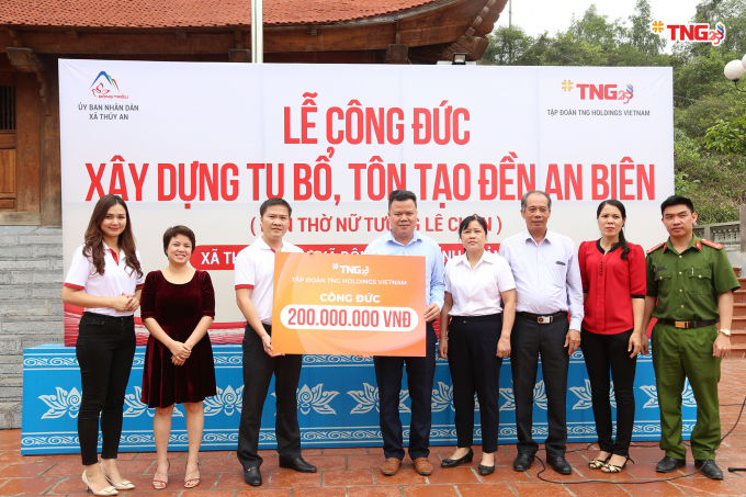 Đại diện Tập đoàn TNG Holdings Vietnam trao kinh phí ủng hộ thực hiện Dự án trùng thu, tôn tạo Di tích lịch sử Quốc gia – Đền An Biên là nơi thờ nữ tướng Lê Chân tại xã Thủy An, thị xã Đông Triều.