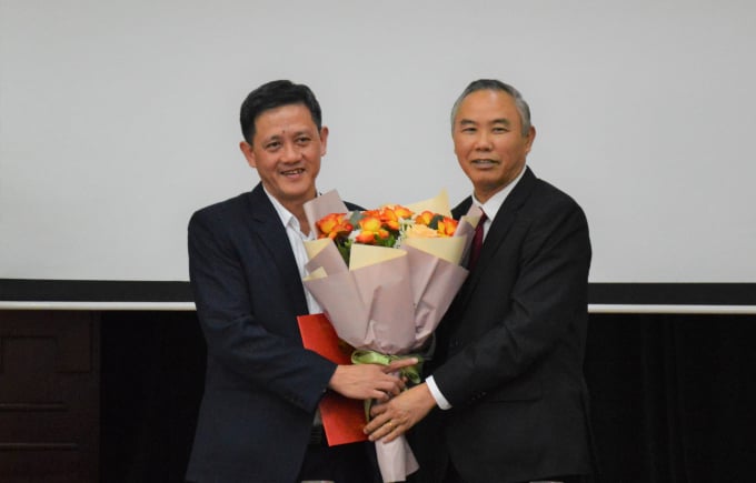 Thứ trưởng Bộ NN-PTNT Phùng Đức Tiến (bên phải) trao quyết định bổ nhiệm cho ông Dương Tất Thắng. Ảnh: Nam Khánh.