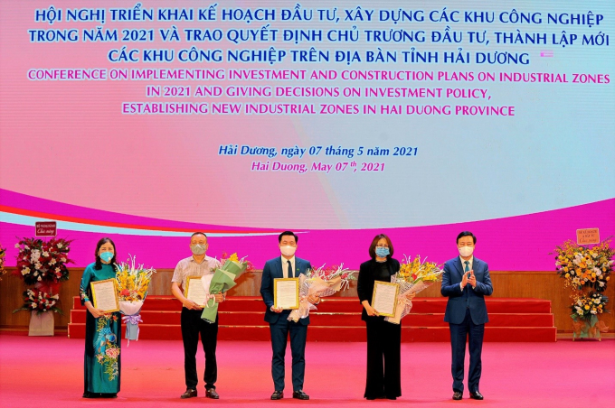 Ông Phạm Xuân Thăng - Bí thư Tỉnh ủy Hải Dương (ngoài cùng bên phải)  trao Quyết định chủ trương đầu tư KCN Gia Lộc cho bà Phạm Hồng Thúy – Tổng Giám đốc TNI Holdings Vietnam.