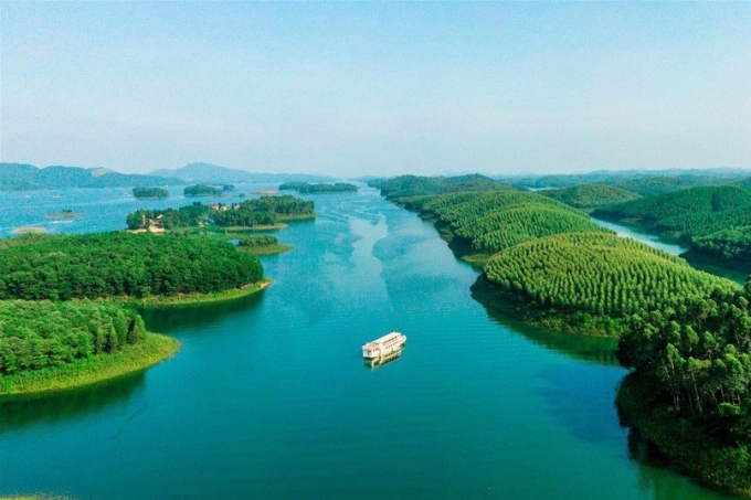 Hồ Thác Bà tọa lạc tại 2 huyện Yên Bình và Lục Yên được mệnh danh như kỳ quan Hạ Long trên cạn của vùng Tây Bắc.
