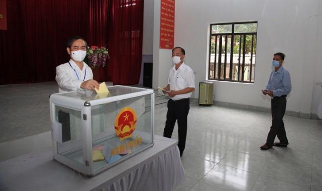Ông Trần Thanh Hải - Giám đốc Sở NN-PTNT thực hiện quyền công dân tại khu vực bỏ phiếu số 2, thị trấn Hợp Hòa, huyện Tam Dương. Ảnh: Cổng TTĐT Vĩnh Phúc.
