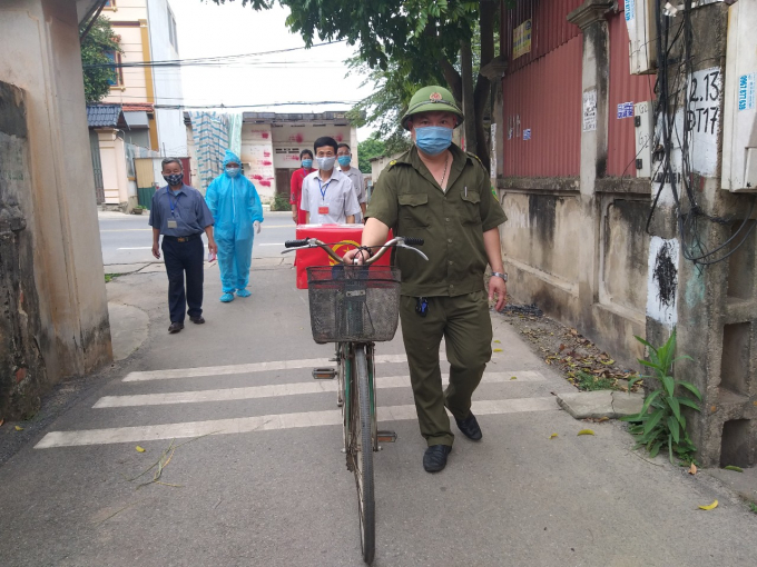Hòm phiếu phụ của tổ bầu cử số 4 phố Bê Tông xã Đạo Tú, huyện Tam Dương được đưa đến nhà cử tri là F2 đang thực hiện cách ly tại nhà.
