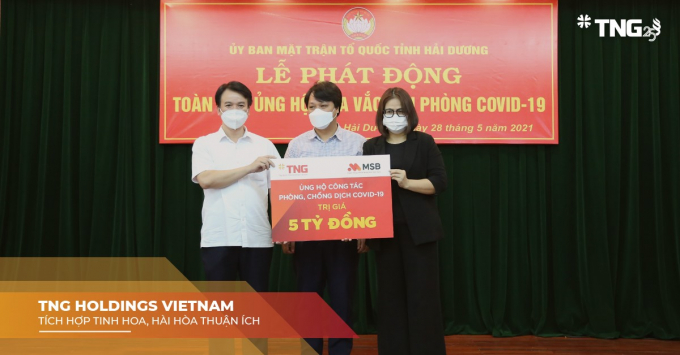Đại diện Tập đoàn TNG Holdings Vietnam trao 5 tỷ đồng cho UB MTTQ tỉnh Hải Dương.