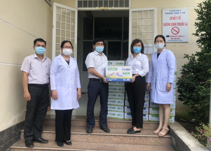 BS Trần Thị Minh Nguyệt trao tặng sữa cho các y bác sỹ đang thực hiện  nhiệm vụ tại quận 12.