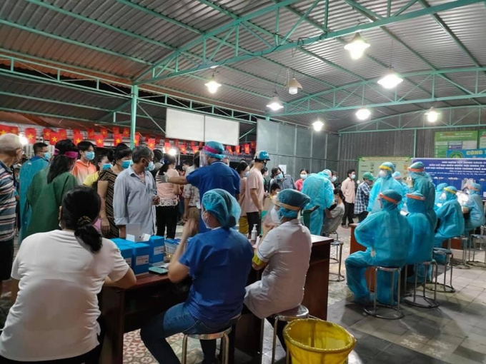 Hàng ngàn người dân phường Thạnh Lộc, Q12 được lấy mẫu xét nghiệm Covid-19.
