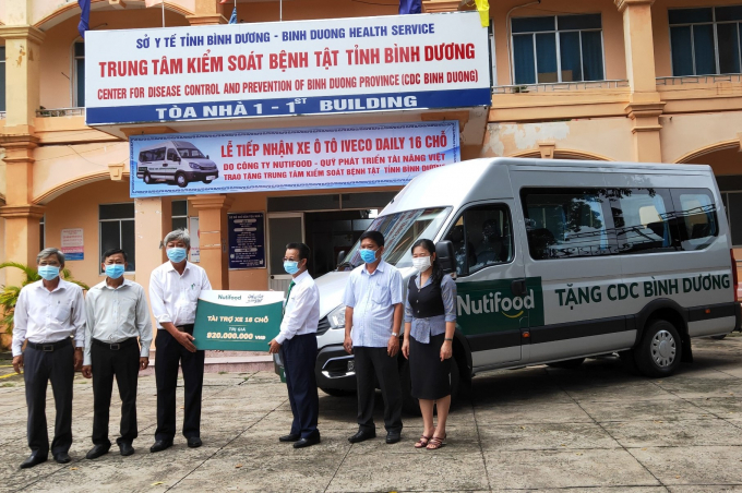 Đại diện Quỹ Phát triển Tài năng Việt của Ông Bầu trao xe ô tô 16 chỗ cho Trung tâm Kiểm soát Bệnh tật tỉnh Bình Dương.