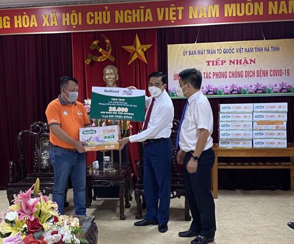 Đại diện Qũy Phát triển Tài năng Việt của Ông Bầu trao tặng 25.000 sản phẩm sữa tươi NutiMilk cho tỉnh Hà Tĩnh.