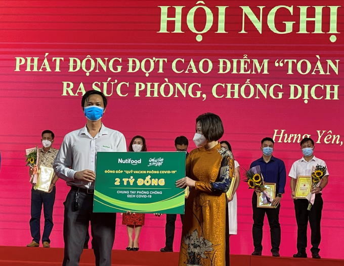 Đại diện Qũy Phát triển Tài năng Việt của Ông Bầu trao tặng 2 tỷ đồng cho Qũy Phòng chống dịch Covid-19 tỉnh Hưng Yên.