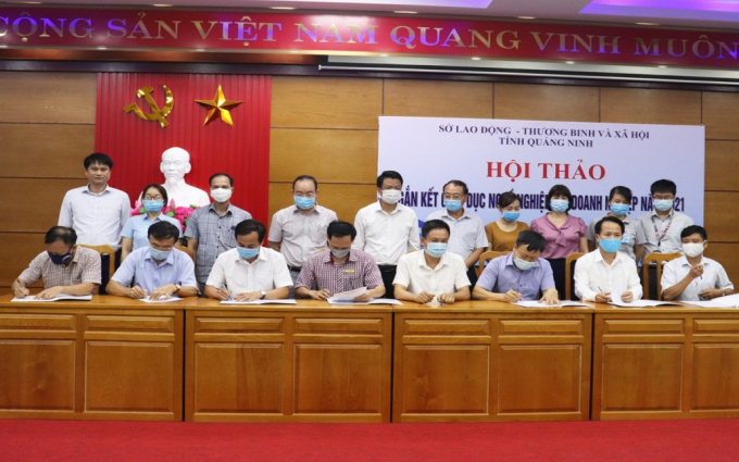 Tại Hội thảo, Trung tâm Dịch vụ việc làm tỉnh Quảng Ninh thực hiện ký biên bản ghi nhớ hợp tác với các cơ sở giáo dục nghề nghiệp trên địa bàn tỉnh.