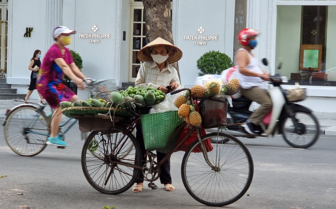 Người bán hàng dong trên phố Ngô Quyền - Hà Nội. Ảnh: Nam Khánh.