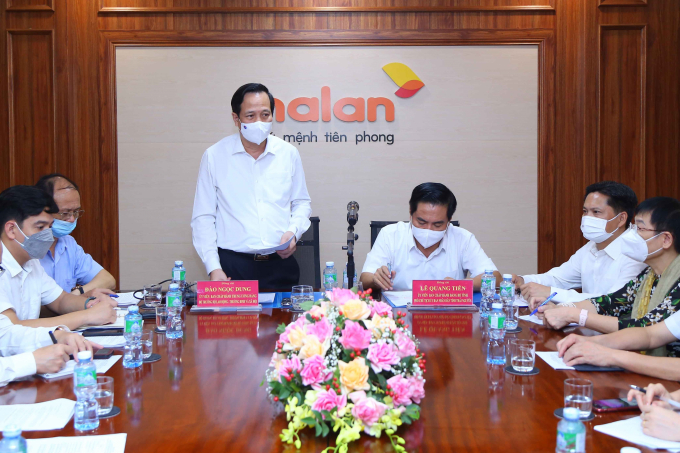 Bộ trưởng Đào Ngọc Dung làm việc tại các doanh nghiệp đầu tiên của Thái Nguyên hoàn thiện thủ tục đăng ký nhận hỗ trợ từ gói 26.000 tỷ đồng của Chính phủ. Ảnh: Cổng TTĐT-Bộ LĐ-TBXH.