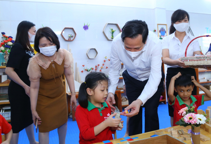 Bộ trưởng thăm hỏi công tác dạy và học của cô giáo, học sinh mầm non tư thục tại Công ty TNHH Hoa Trạng Nguyên tại Thái Nguyên. Ảnh: Cổng TTĐT-Bộ LĐ-TBXH.