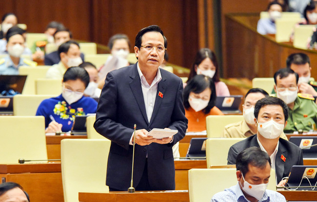 Bộ trưởng Bộ LĐ-TBXH Đào Ngọc Dung báo cáo trước Quốc hội triển khai thực hiện Nghị quyết 68.