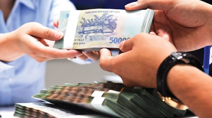 Ngân hàng Nhà nước tái cấp vốn đối với Ngân hàng Chính sách xã hội Việt Nam để cho người sử dụng lao động vay trả lương cho người lao động bị ngừng việc và phục hồi sản xuất kinh doanh. Tổng số tiền tái cấp vốn tối đa 7.500 tỉ đồng với lãi suất là 0%/năm, thời hạn là 364 ngày.