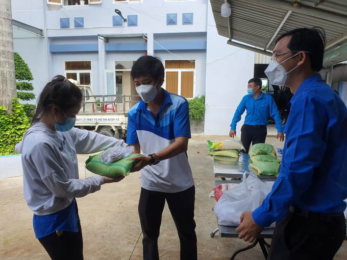 Các đoàn công tác của chính quyền trao túi an sinh hỗ trợ người dân tại TP. Hồ Chí Minh. Ảnh: Minh Sáng.