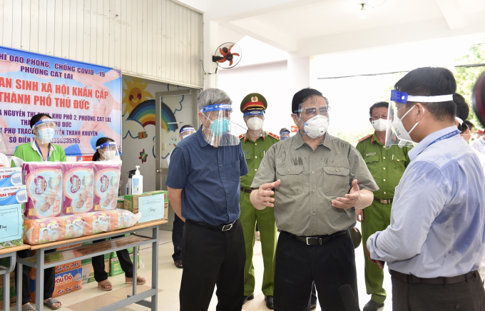 Thủ tướng Phạm Minh Chính thị sát công tác phòng chống dịch, thăm hỏi, động viên người dân trong vùng cách ly phong tỏa, ở TP. Thủ Đức, TPHCM. Ảnh: Bộ LĐ-TBXH.