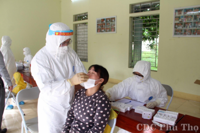 Lấy mẫu xét nghiệm cho người dân xã Chu Hóa, thành phố Việt Trì. Ảnh: CDC Phú Thọ.