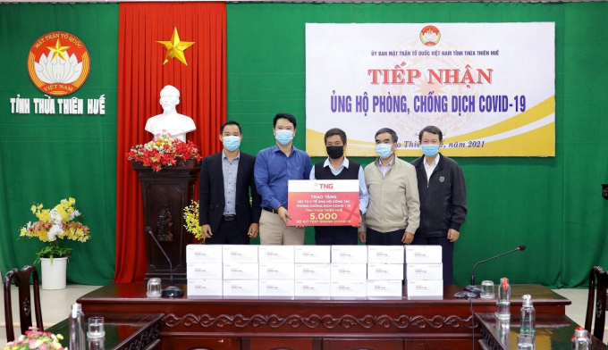 Đại diện TNG Holdings Vietnam trao tặng 5.000 bộ xét nghiệm nhanh Covid-19 cho UBMTTQ và Sở Y tế tỉnh Thừa Thiên Huế.